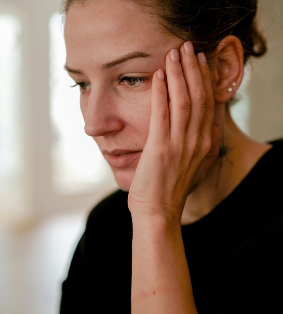 Nachdenkliche Frau – Gedankenkarussell stoppen mit Achtsamkeit